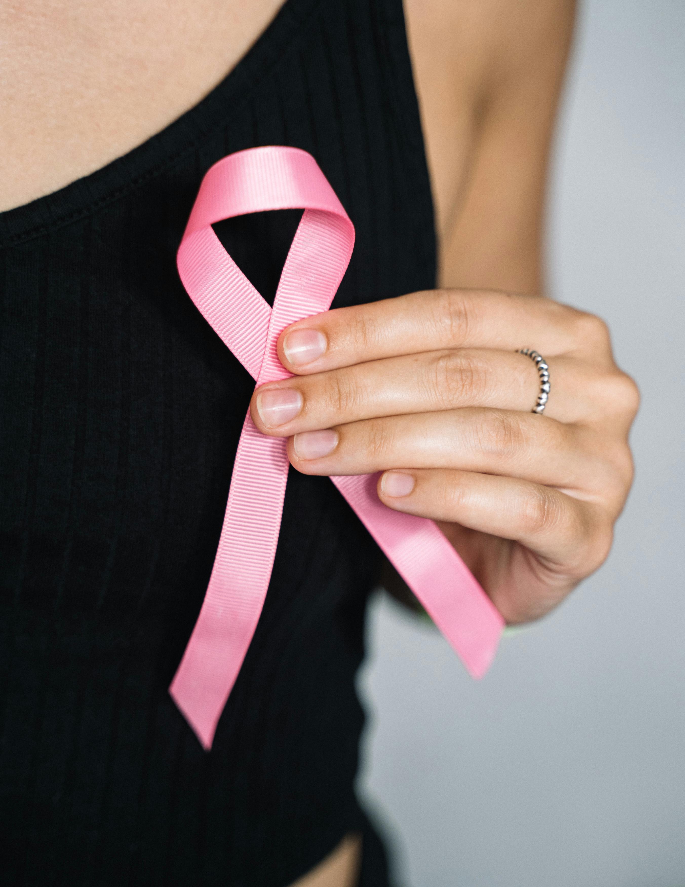 Personne avec le symbole de la prévention du cancer du sein